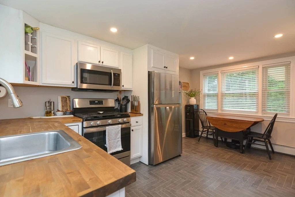 2 bed, 1 bath apartment for rent at 399 Shawsheen Ave, Wilmington — photo 6 of 32