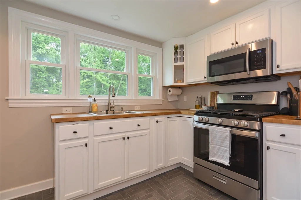 2 bed, 1 bath apartment for rent at 399 Shawsheen Ave, Wilmington — photo 9 of 32