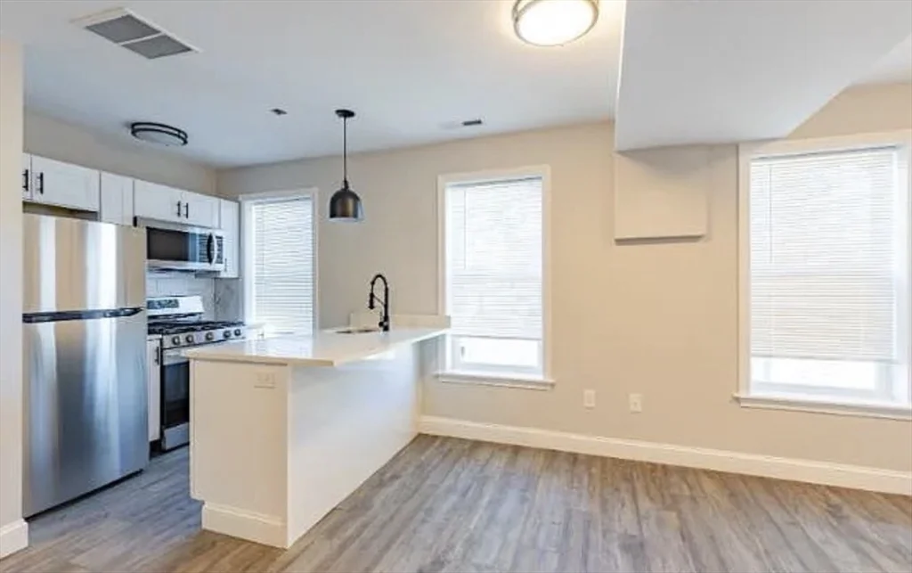 4 bed, 2 bath apartment for rent at 399 West Fourth Unit 2, South Boston — photo 3 of 10