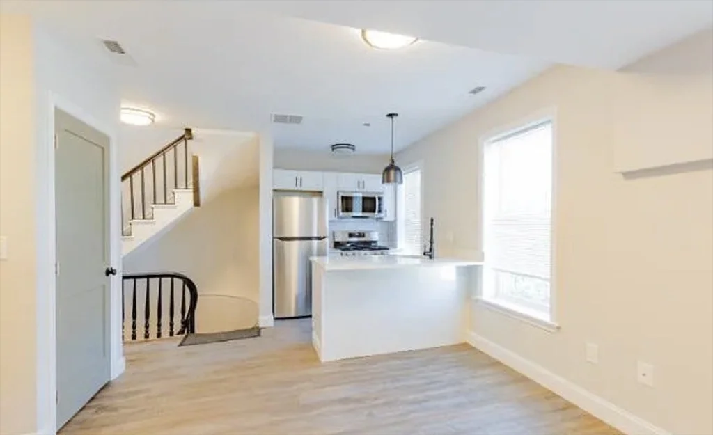 4 bed, 2 bath apartment for rent at 399 West Fourth Unit 2, South Boston — photo 4 of 10