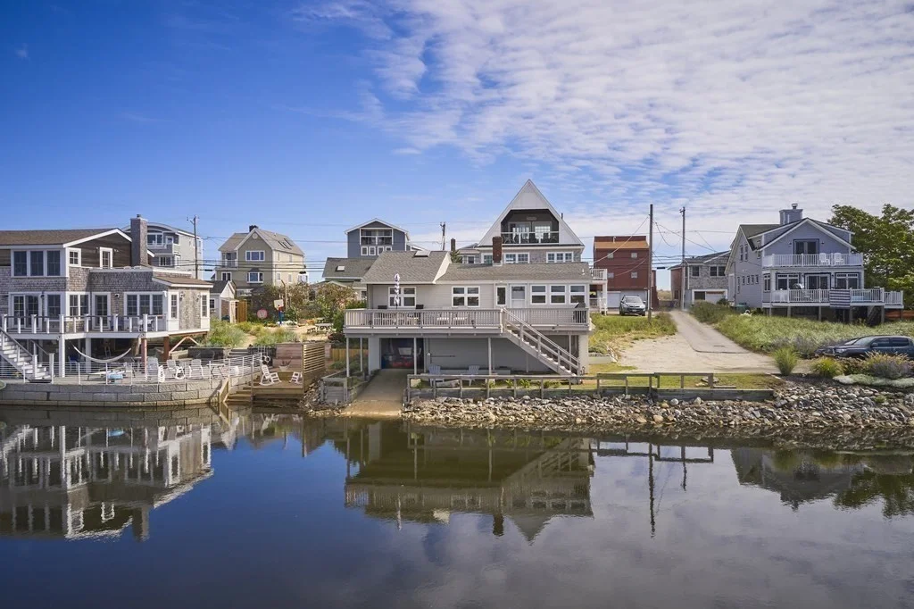 3 bed, 1 bath apartment for rent at 4 28th St Unit Weekly, Plum Island — photo 1 of 15
