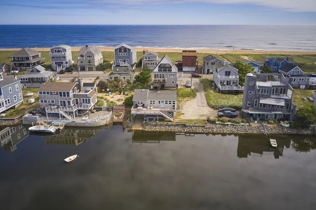 3 bed, 1 bath apartment for rent at 4 28th St Unit Weekly, Plum Island — photo 2 of 15