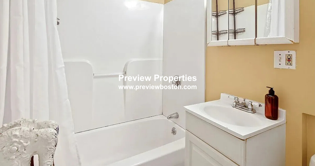 6 bed, 2 bath apartment for rent at 4-6 Haskell Unit 4P, Allston — photo 8 of 14