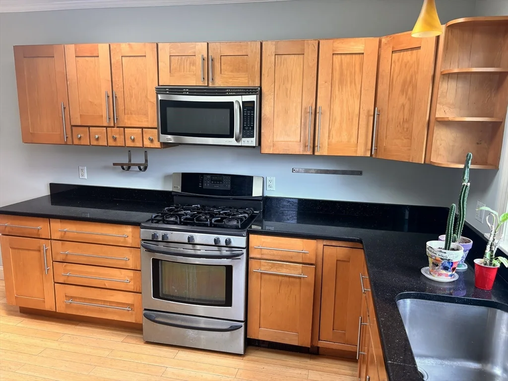 3 bed, 1 bath apartment for rent at 4-6 Stinson Ct Unit 3, Cambridgeport — photo 2 of 9