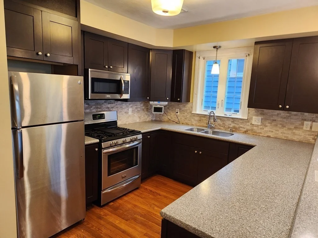 3 bed, 1 bath apartment for rent at 4-6 Sunnyside St Unit 3, Hyde Park — photo 2 of 18