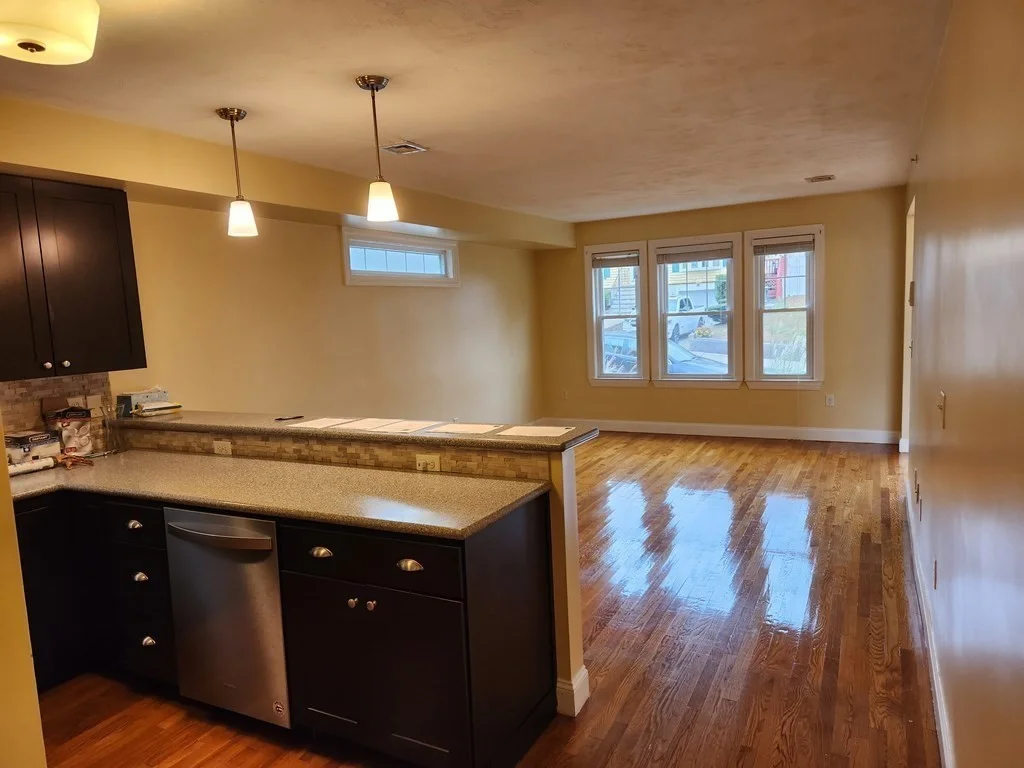 3 bed, 1 bath apartment for rent at 4-6 Sunnyside St Unit 3, Hyde Park — photo 3 of 18