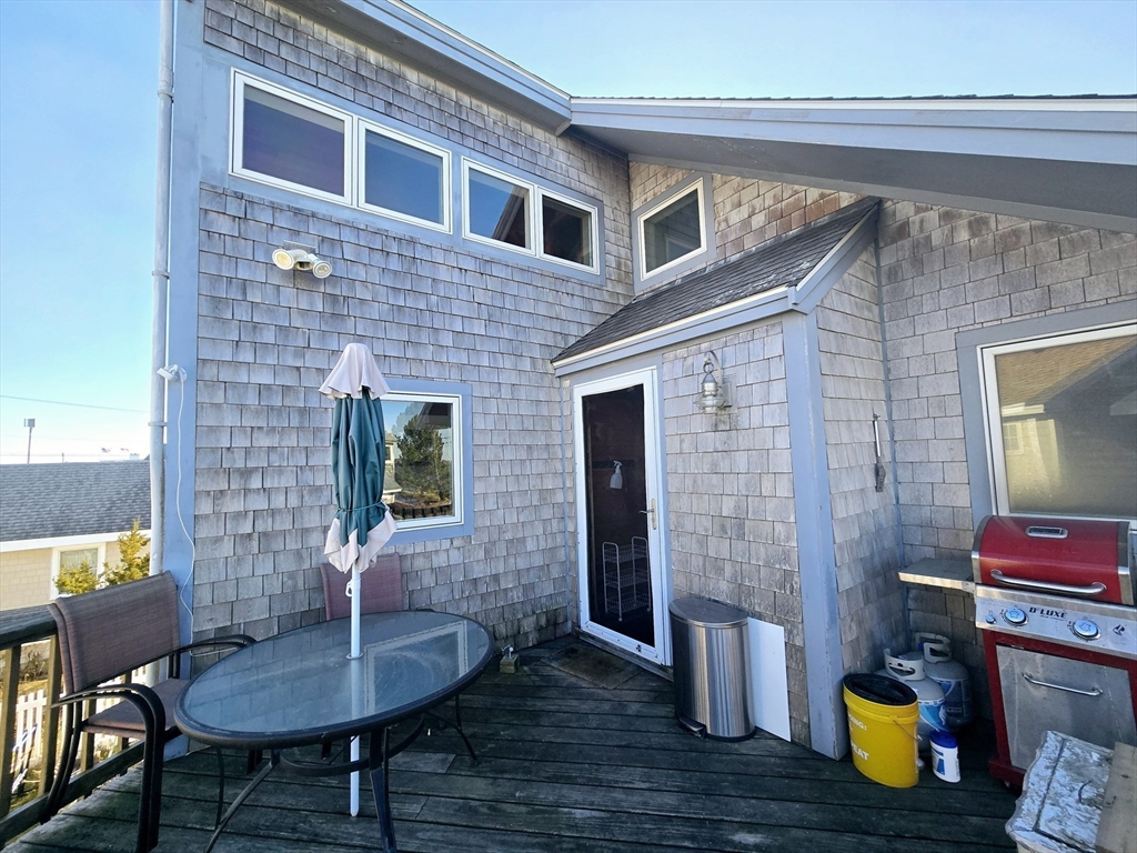 3 bed, 1 bath apartment for rent at 4 79th St Unit SHORT, Plum Island — photo 3 of 20