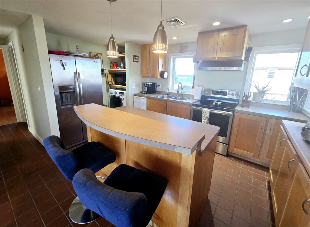 3 bed, 1 bath apartment for rent at 4 79th St Unit SHORT, Plum Island — photo 8 of 20