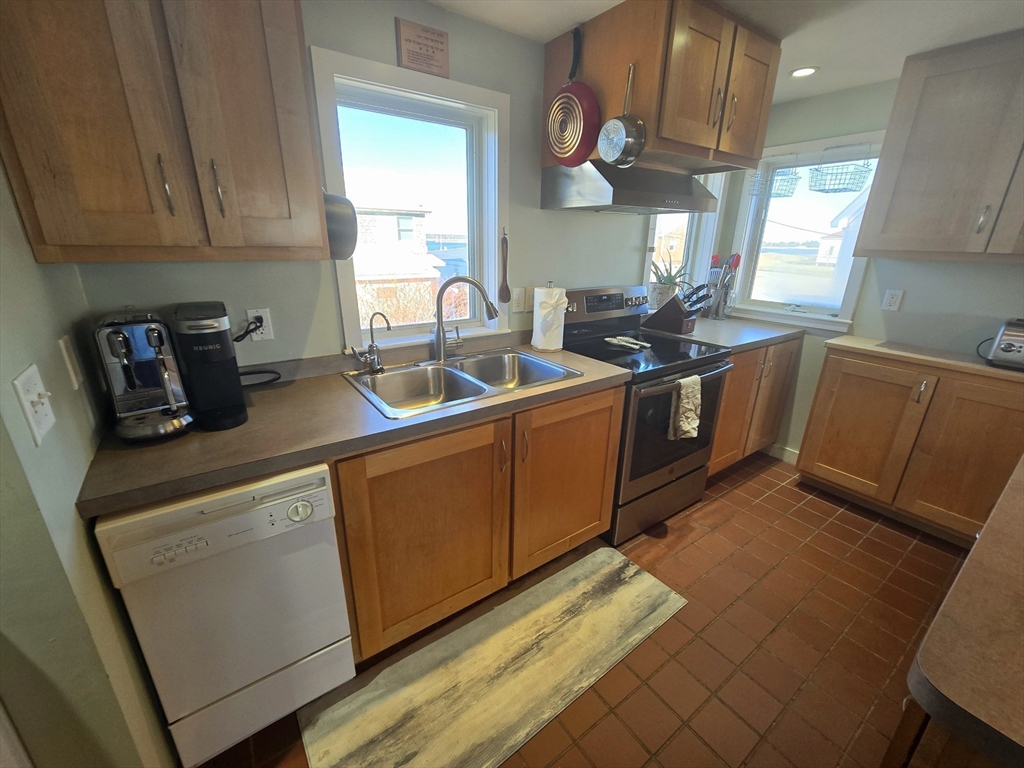 3 bed, 1 bath apartment for rent at 4 79th St Unit SHORT, Plum Island — photo 7 of 20
