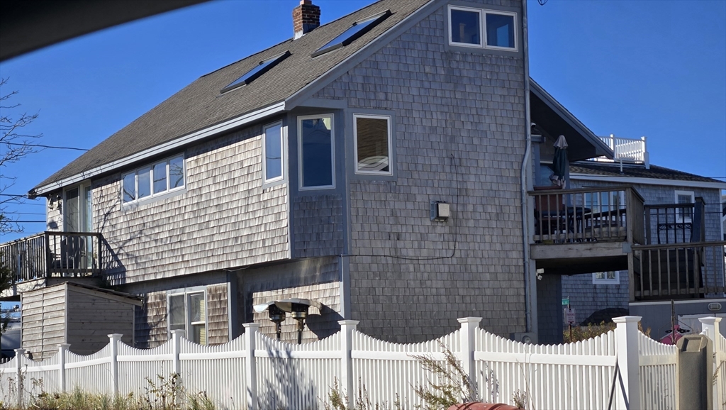 3 bed, 1 bath apartment for rent at 4 79th St Unit SHORT, Plum Island — photo 1 of 20