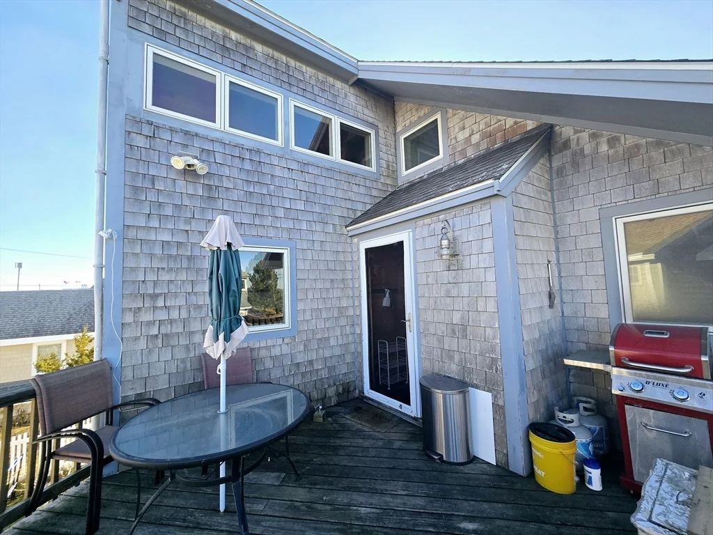 3 bed, 1 bath apartment for rent at 4 79th St Unit WINTER, Plum Island — photo 3 of 20