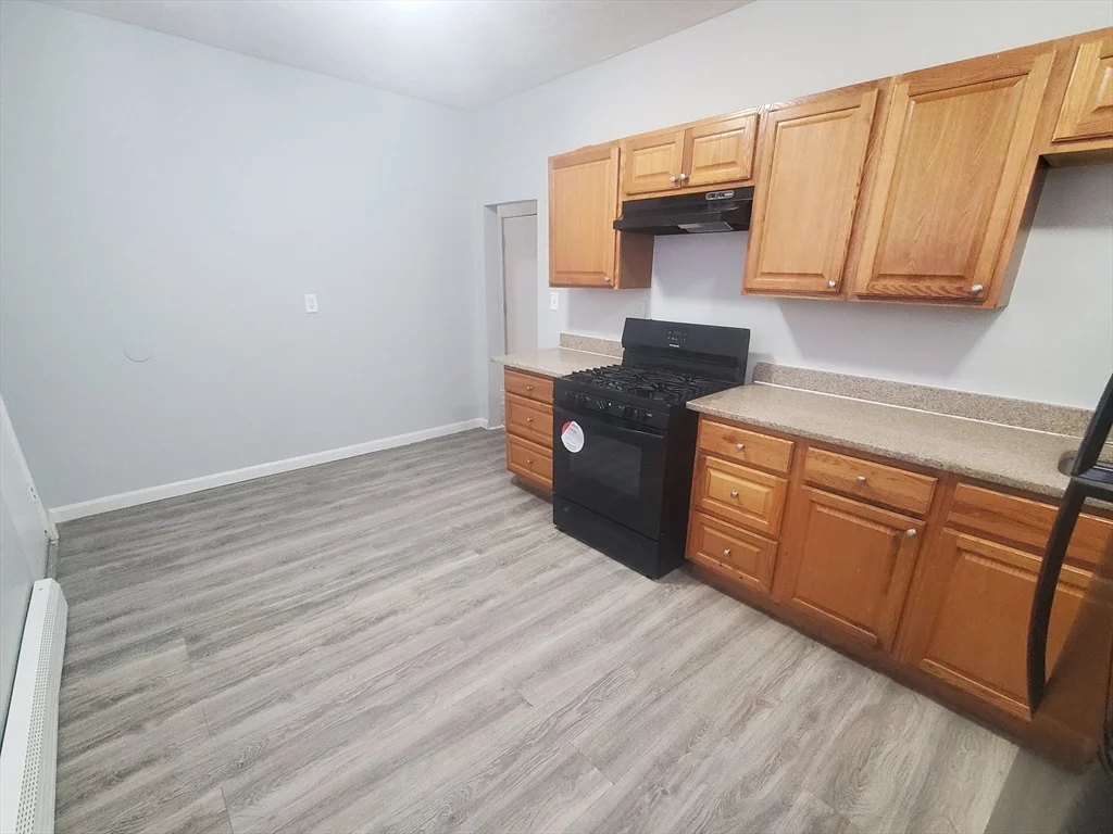3 bed, 1 bath apartment for rent at 4 Abbotsford Unit 7, Dorchester — photo 2 of 16