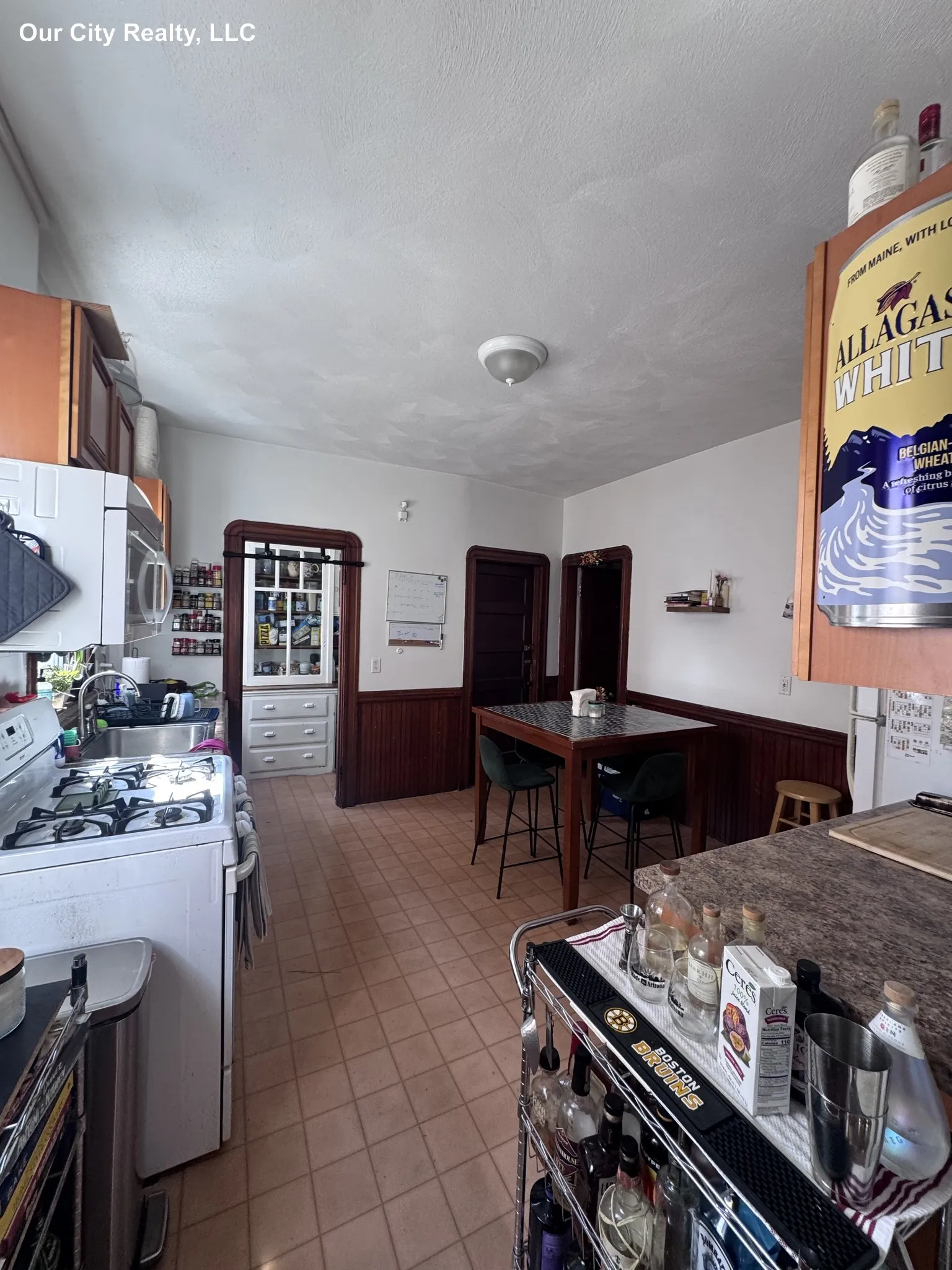 3 bed, 1 bath apartment for rent at 4 Aberdeen Rd Unit 2, Powder House Square — photo 2 of 20