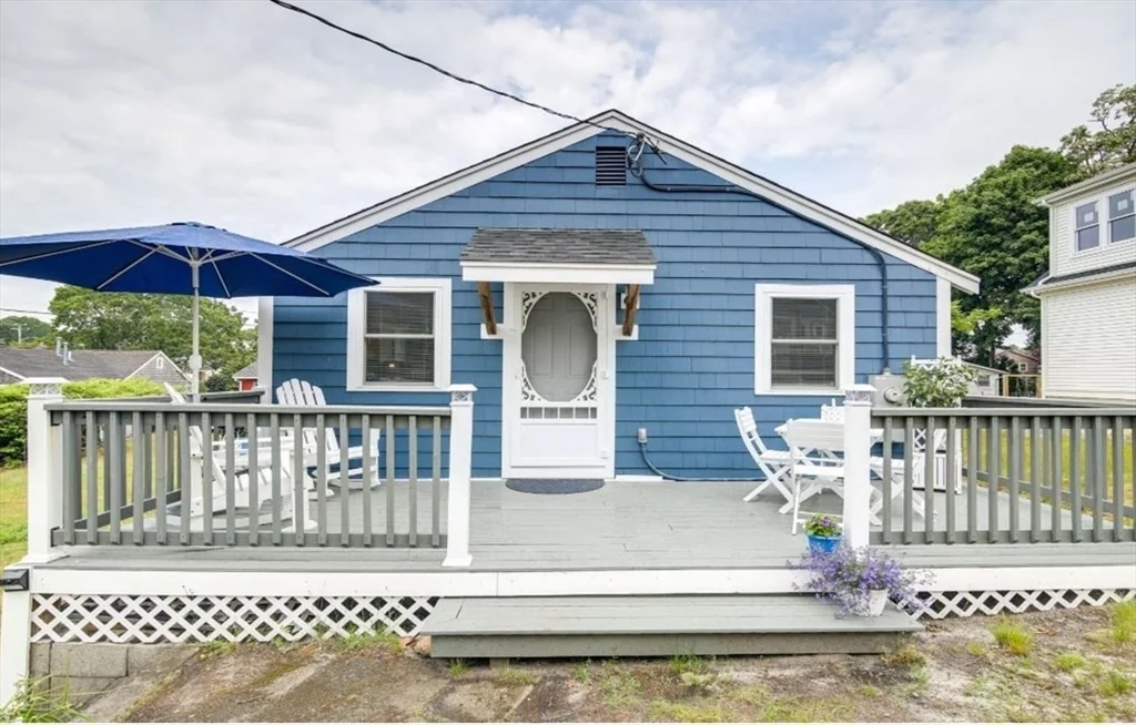 3 bed, 1 bath apartment for rent at 4 Atlantic Ave, Wareham — photo 1 of 25