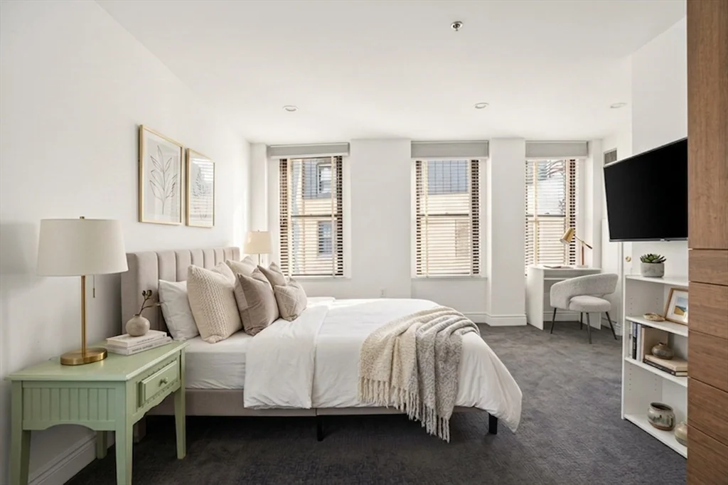 2 bed, 2 bath apartment for rent at 4 Charlesgate E Unit 701, Back Bay — photo 11 of 33