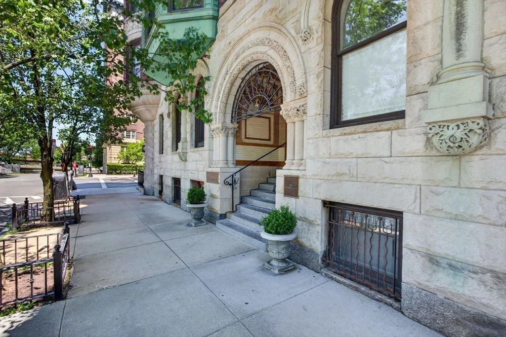 2 bed, 2 bath apartment for rent at 4 Charlesgate E Unit 701, Back Bay — photo 30 of 33