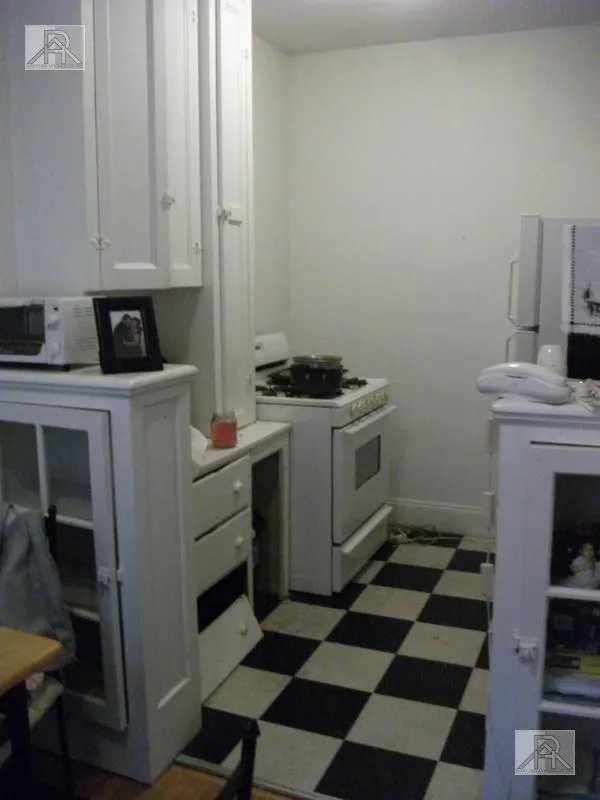 Studio bed, 1 bath apartment for rent at 4 Chiswick Rd Unit 24, Brighton — photo 3 of 9