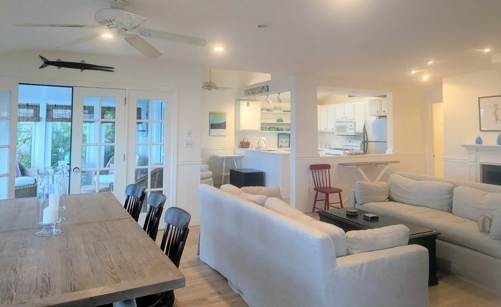2 bed, 1 bath apartment for rent at 4 Cliff Rd Unit -, Little Neck — photo 4 of 17