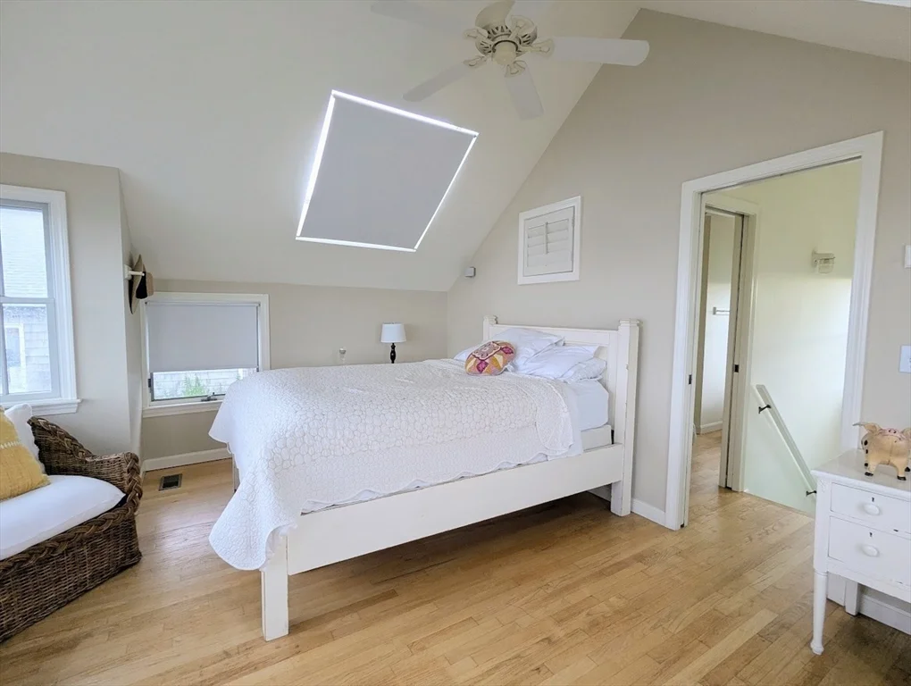 2 bed, 1 bath apartment for rent at 4 Cliff Rd Unit -, Little Neck — photo 11 of 17