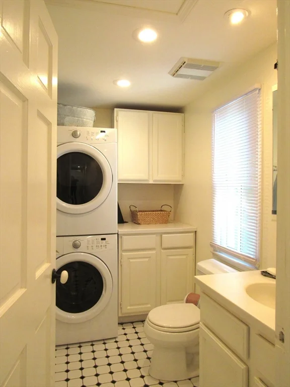 2 bed, 1 bath apartment for rent at 4 Cliff Rd Unit -, Little Neck — photo 9 of 17