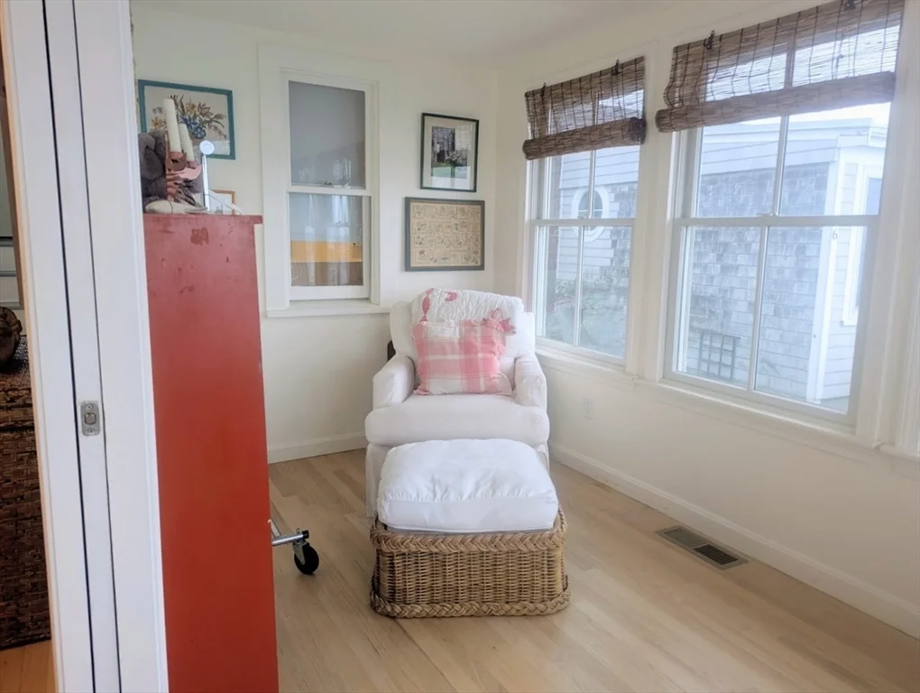 2 bed, 1 bath apartment for rent at 4 Cliff Rd Unit -, Little Neck — photo 13 of 17