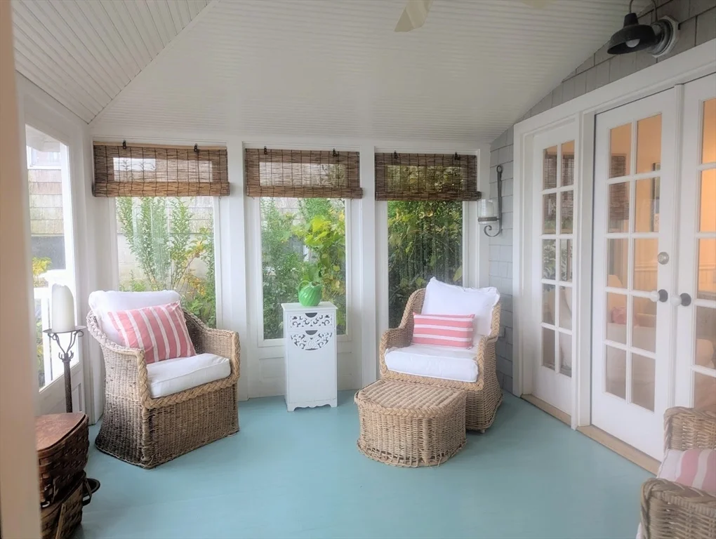 2 bed, 1 bath apartment for rent at 4 Cliff Rd Unit -, Little Neck — photo 2 of 17
