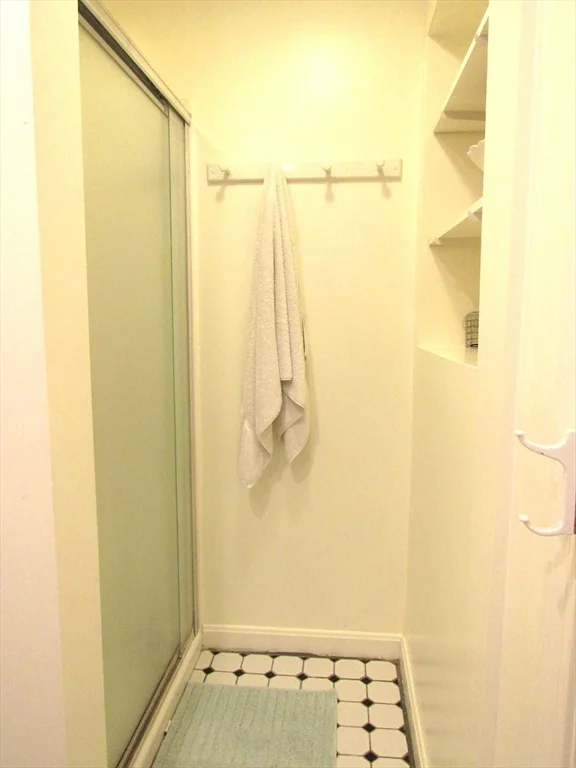 2 bed, 1 bath apartment for rent at 4 Cliff Rd Unit -, Little Neck — photo 10 of 17