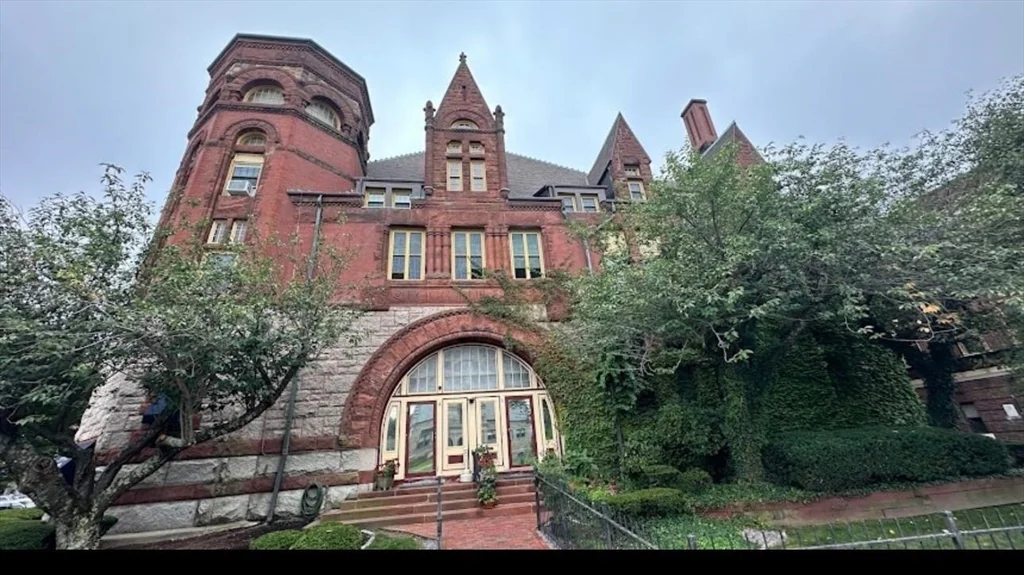1 bed, 1 bath apartment for rent at 4 Columbian St Unit 10, Columbian Square