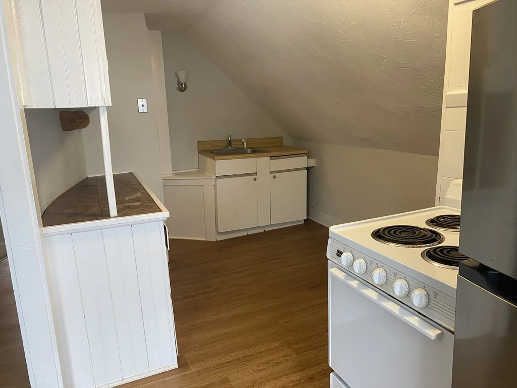 2 bed, 1 bath apartment for rent at 4 Coral Unit 3, Millbury — photo 4 of 9