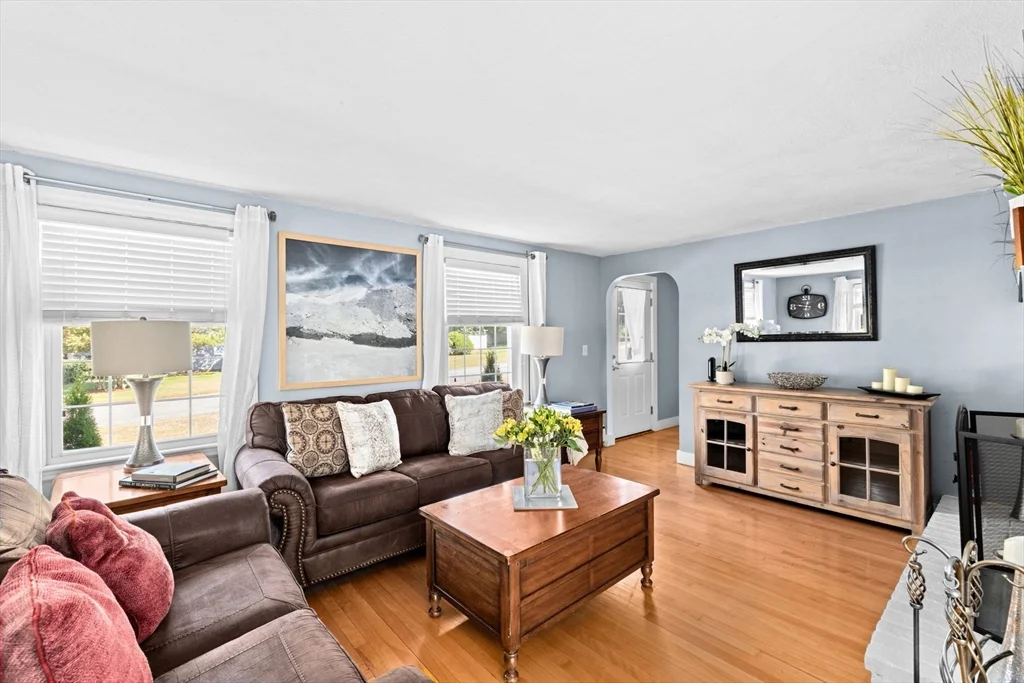 4 bed, 2 bath apartment for rent at 4 Country Dr, South Hingham — photo 10 of 37