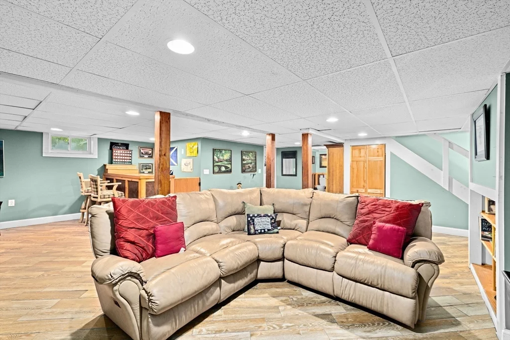 4 bed, 2 bath apartment for rent at 4 Country Dr, South Hingham — photo 25 of 37