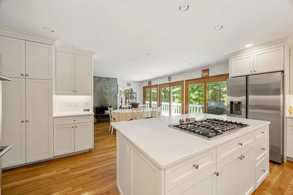 3 bed, 2 bath apartment for rent at 4 Crestview Ln, Milton — photo 3 of 35