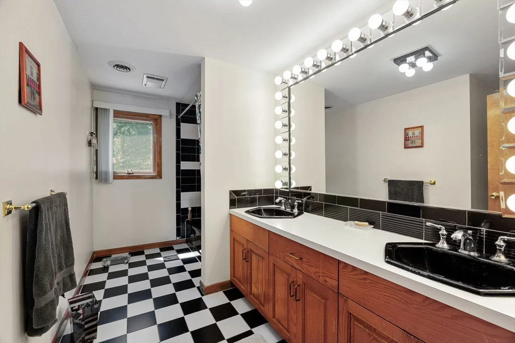 3 bed, 2 bath apartment for rent at 4 Crestview Ln, Milton — photo 22 of 35