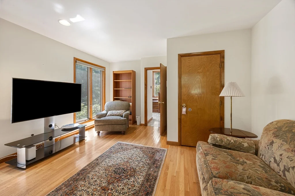 3 bed, 2 bath apartment for rent at 4 Crestview Ln, Milton — photo 16 of 35
