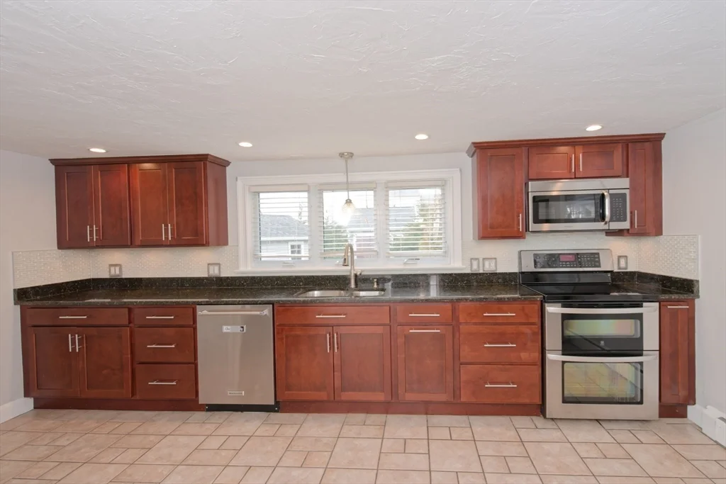 3 bed, 1 bath apartment for rent at 4 Cunniff Ave, Milford — photo 5 of 25