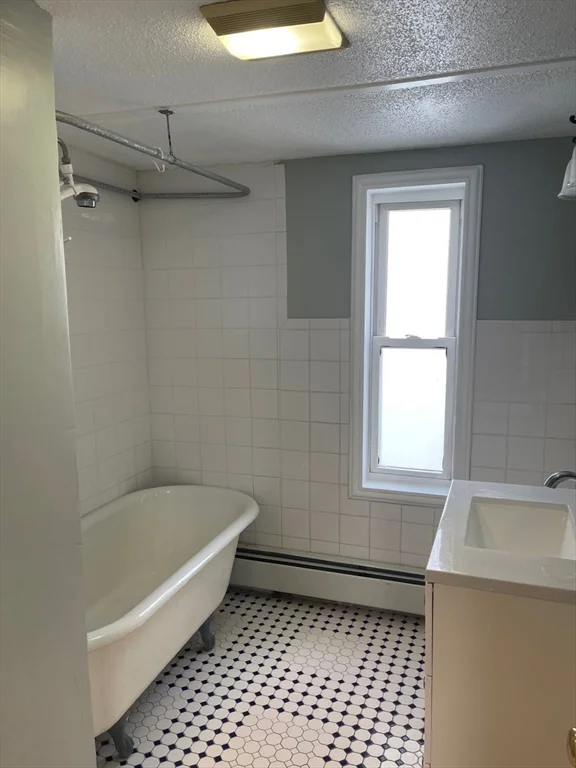4 bed, 2 bath apartment for rent at 4 Dexter St Unit 2, Haverhill — photo 6 of 17