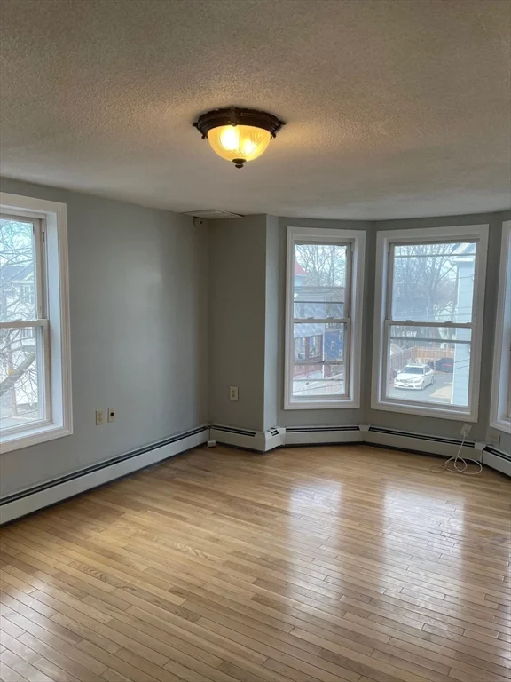 4 bed, 2 bath apartment for rent at 4 Dexter St Unit 2, Haverhill — photo 5 of 17