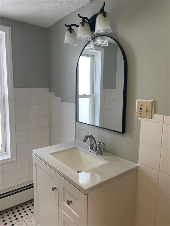 4 bed, 2 bath apartment for rent at 4 Dexter St Unit 2, Haverhill — photo 8 of 17