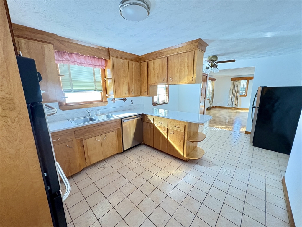 3 bed, 1 bath apartment for rent at 4 Easement Rd, Tewksbury — photo 4 of 22