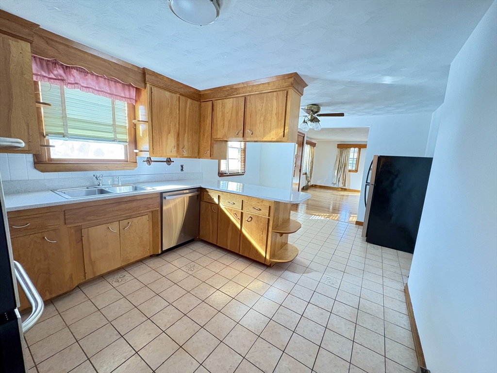 3 bed, 1 bath apartment for rent at 4 Easement Rd, Tewksbury — photo 3 of 22