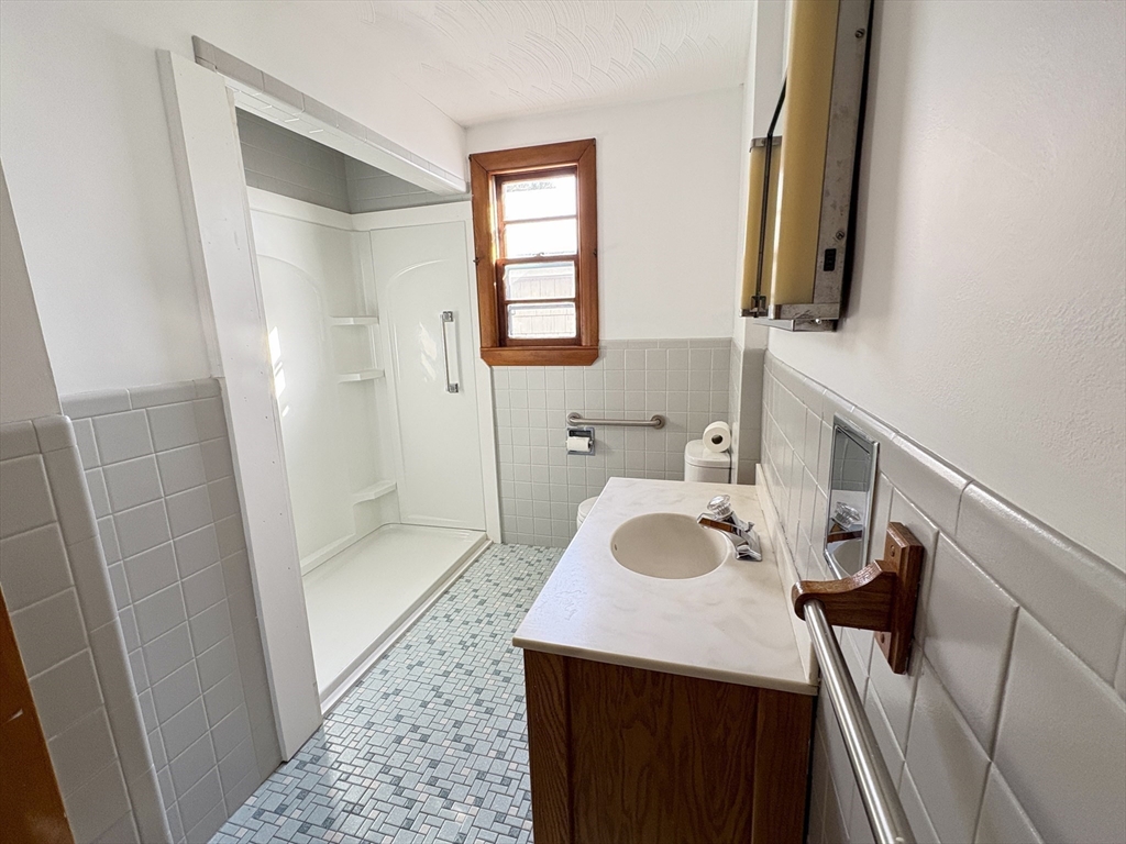 3 bed, 1 bath apartment for rent at 4 Easement Rd, Tewksbury — photo 9 of 22