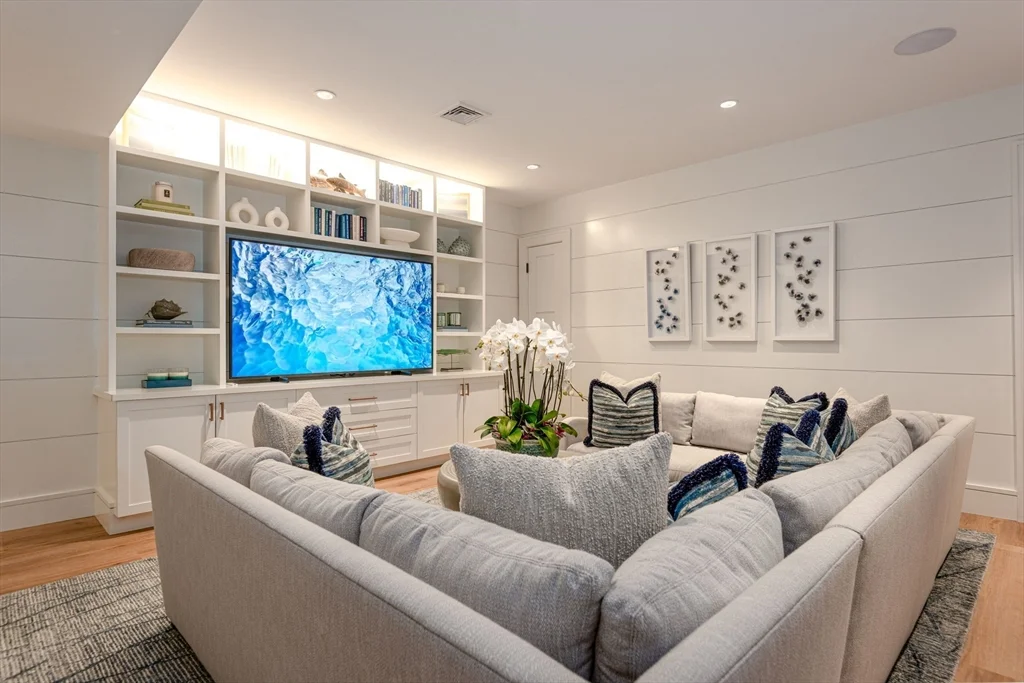 6 bed, 4+ bath apartment for rent at 4 Ellen's Way, Nantucket — photo 6 of 16
