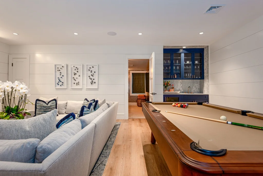 6 bed, 4+ bath apartment for rent at 4 Ellen's Way, Nantucket — photo 9 of 16