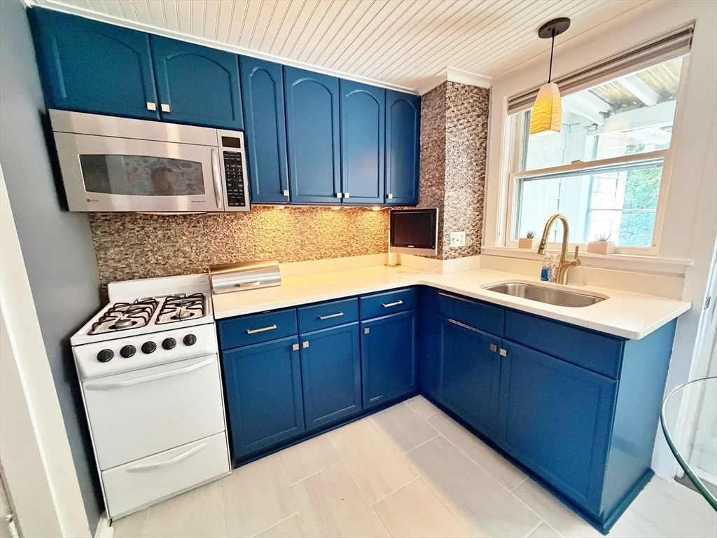 1 bed, 1 bath apartment for rent at 4 Foam St Unit 4, Point Shirley — photo 4 of 21
