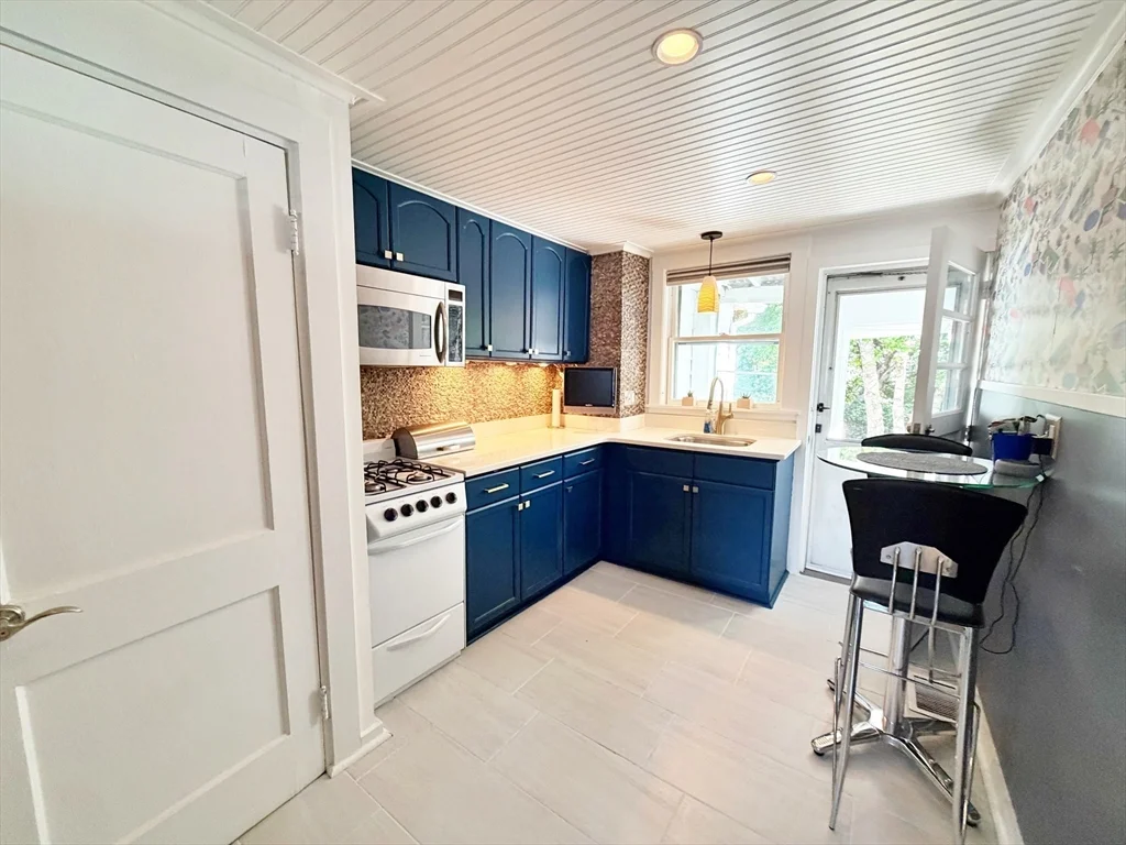 1 bed, 1 bath apartment for rent at 4 Foam St Unit 4, Point Shirley — photo 3 of 21