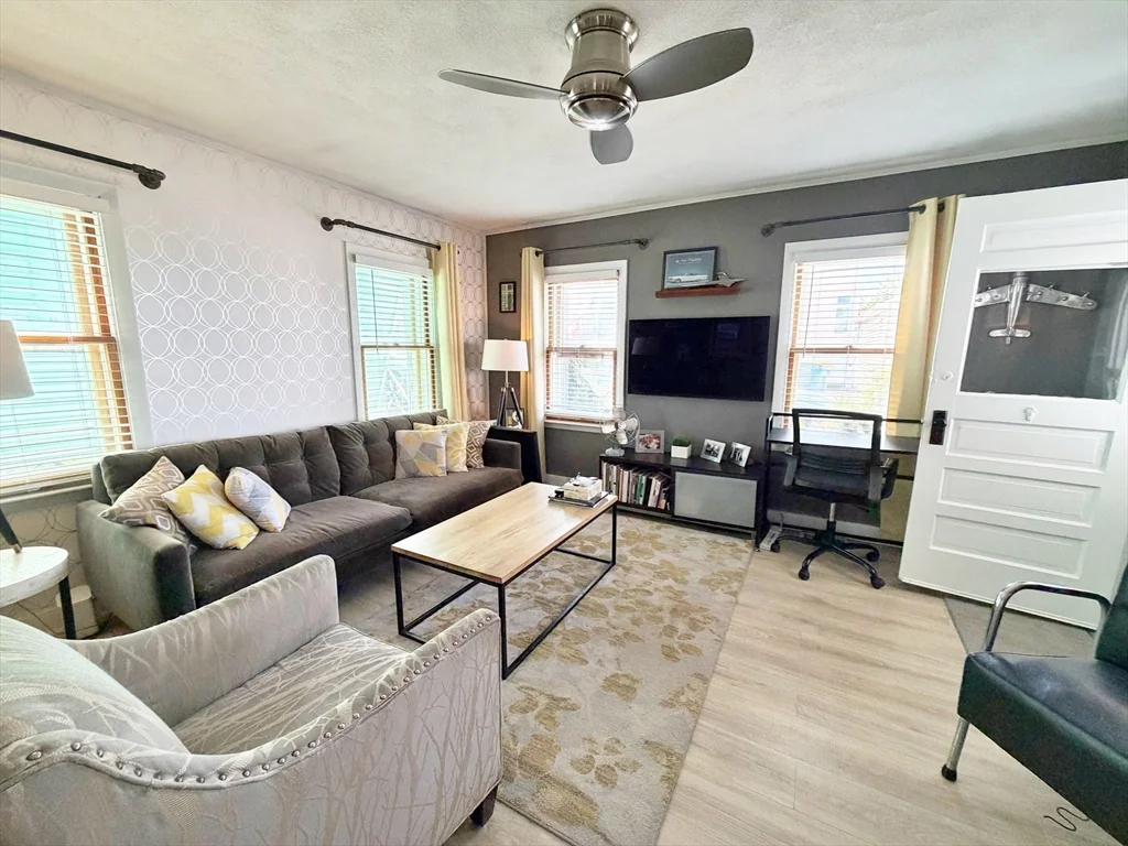 1 bed, 1 bath apartment for rent at 4 Foam St Unit 4, Point Shirley