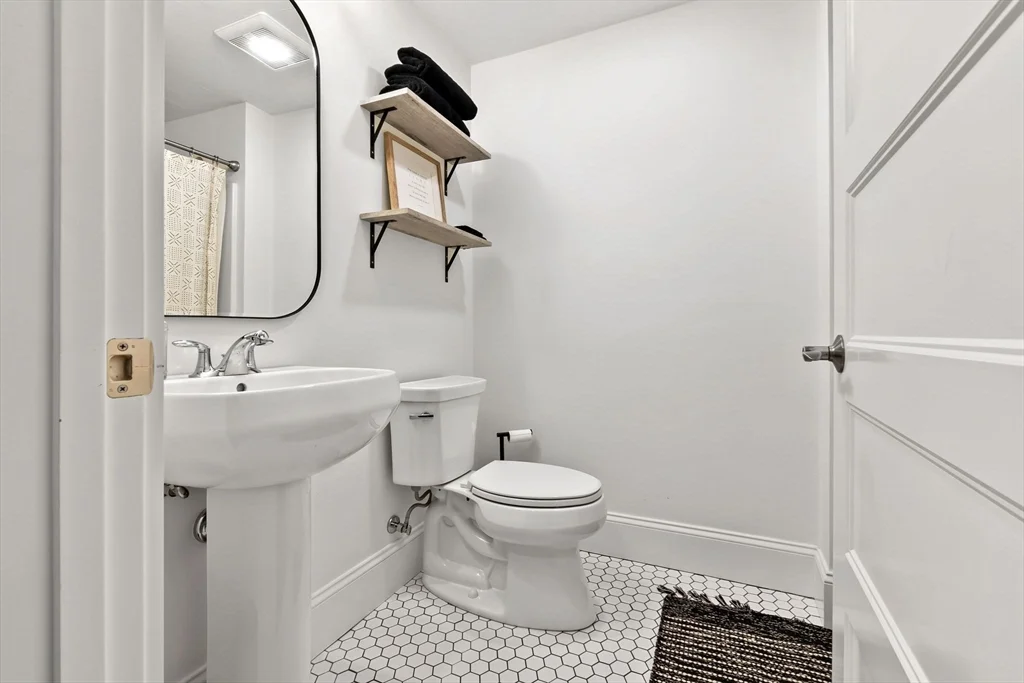 6 bed, 4+ bath apartment for rent at 4 Gabaree Ct, Newburyport — photo 38 of 41