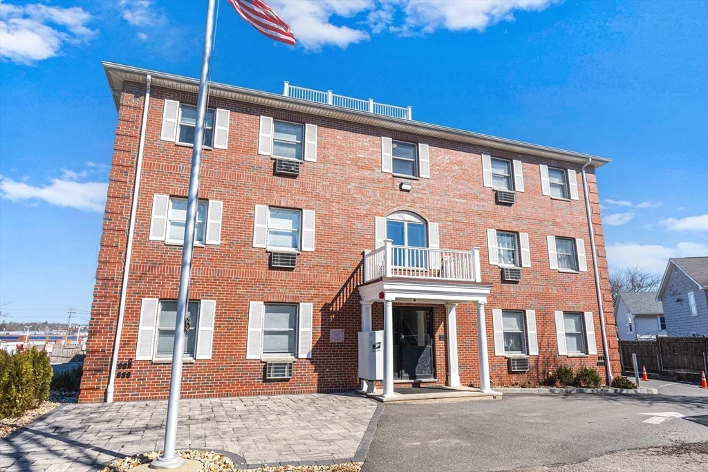 2 bed, 1 bath apartment for rent at 4 Golden Ct Unit 1, Medford — photo 2 of 17