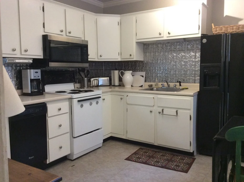1 bed, 1 bath apartment for rent at 4 Greenleaf St Unit A, Newburyport — photo 4 of 9