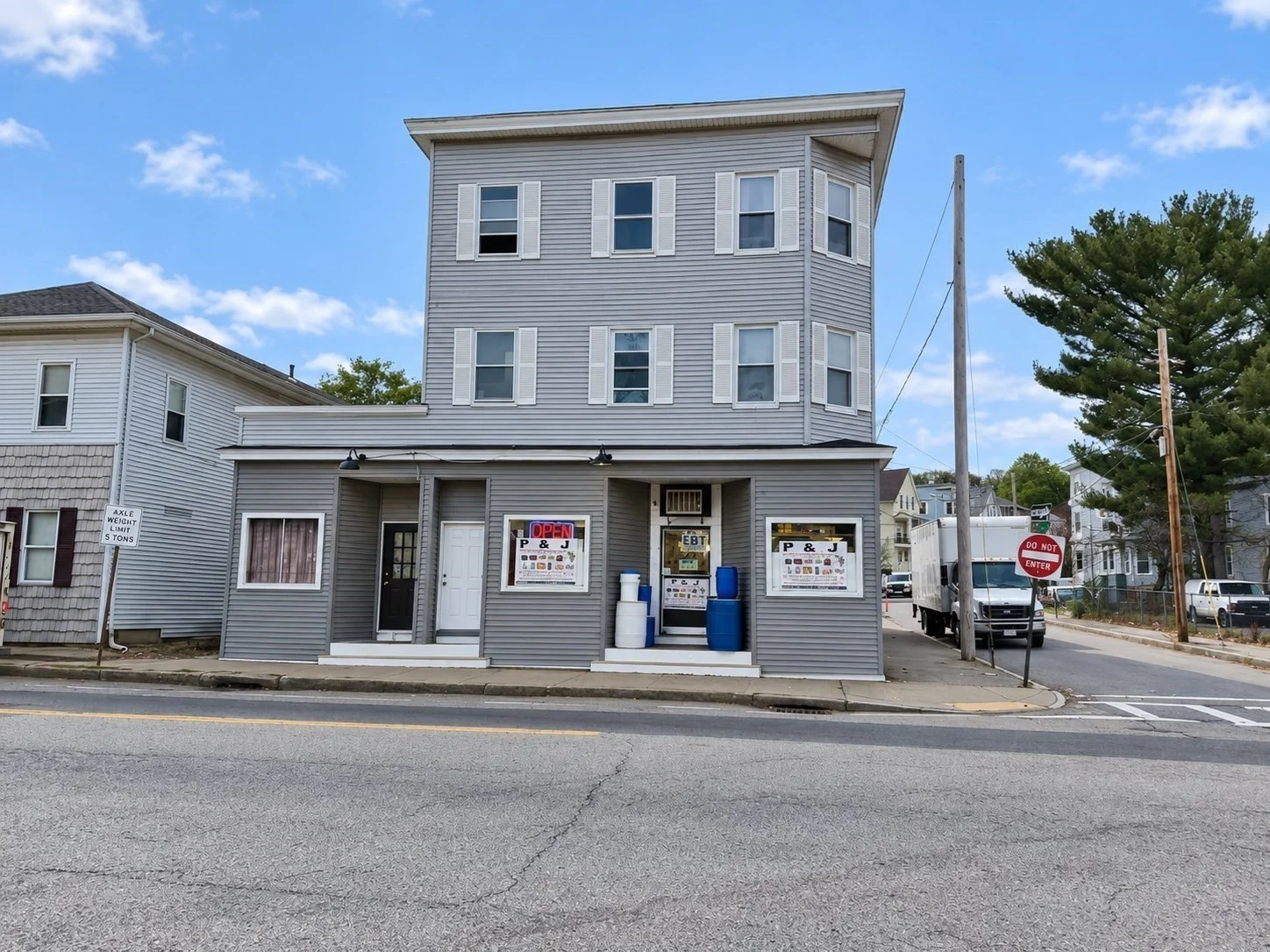 3 bed, 1 bath apartment for rent at 4 Greenwood St Unit 3-Private, Worcester — photo 1 of 13
